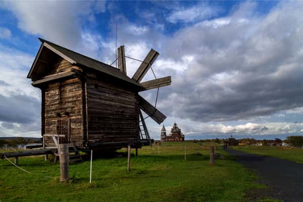 Полюбуйтесь памятниками деревянного зодчества на острове Кижи