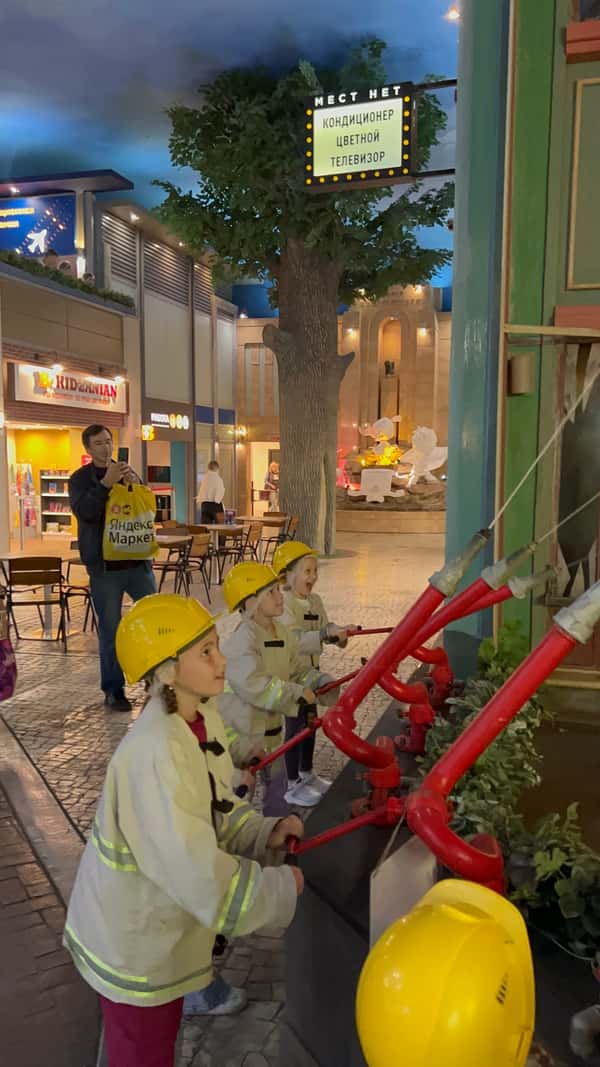 Дети тушат импровизированный пожар