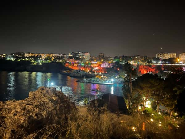 Старый порт в старом городе Калеичи Антальи ночью