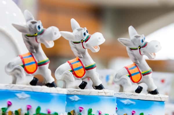 Магниты с изображением ослика, а также ослик из стекла – одни из самых популярных сувениров с острова