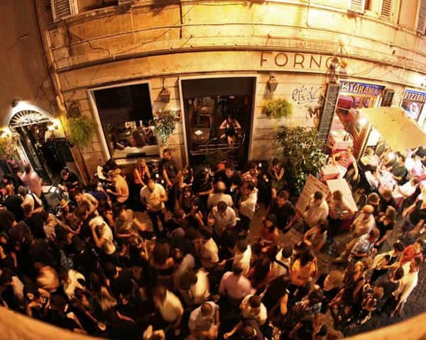 Оживленные улицы ночной Флоренции