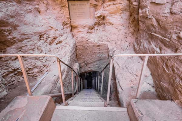 Внутри гробниц