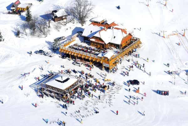 На курорте и вокруг него есть довольно хорошие рестораны