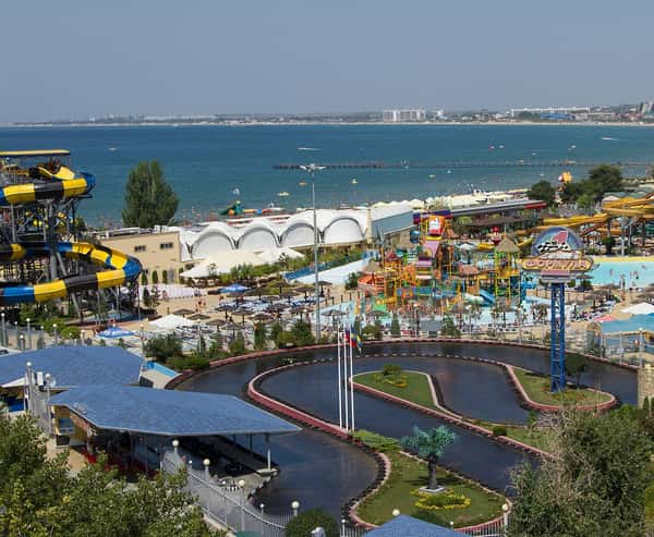 Вид на аквапарк «Золотой пляж»