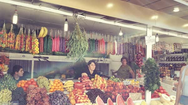 Один из многочисленных рынков Анапы