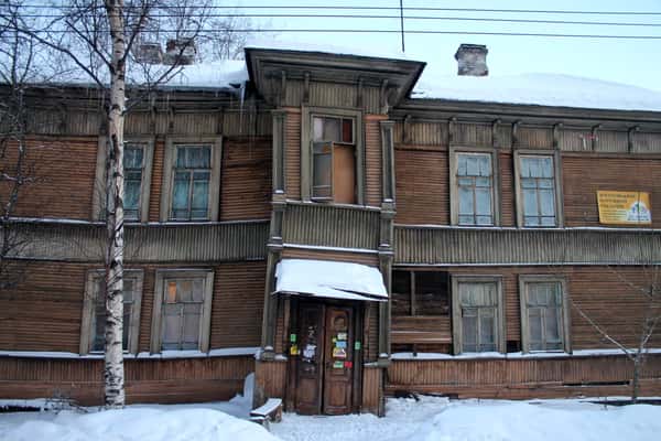 К сожалению многие старые деревянные постройки приходят в упадок, а реставрацией никто не занимается и это печально(