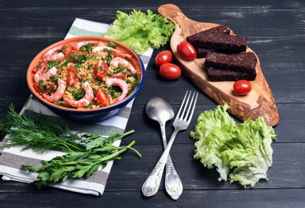 Голубая керамическая чаша с кускусом