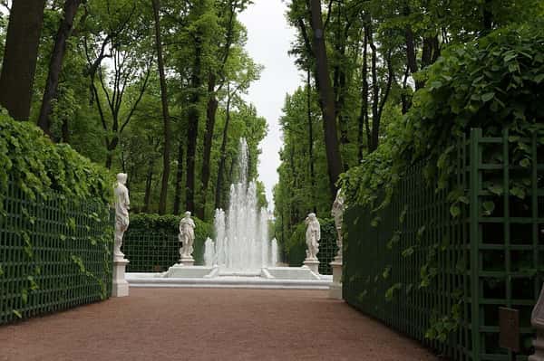 Фонтан "Пирамида" на центральной аллее в Летнем саду