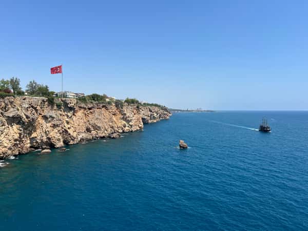 Турецкий флаг на скалах в Муратпаша, Анталья