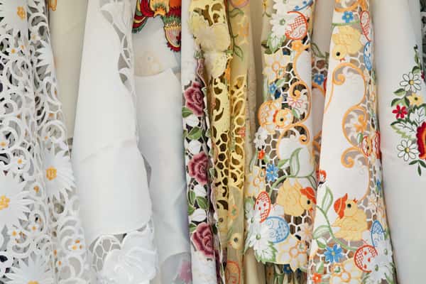 Вышитые вручную льняные скатерти