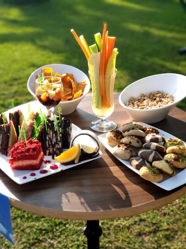 На открытой территории, можно перекусить десертами и снэками