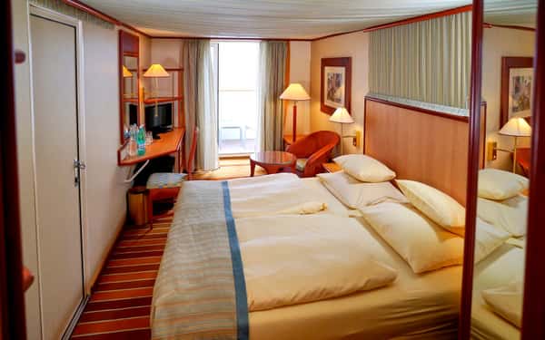 Каюты с балконом и двуспальной кроватью