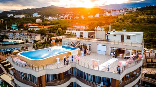 Бассейн на крыше отеля Ливадийский