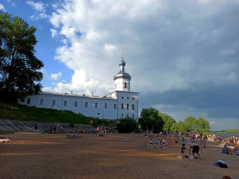 Пляж на берегу реки Ильмень, деревня Юрьево