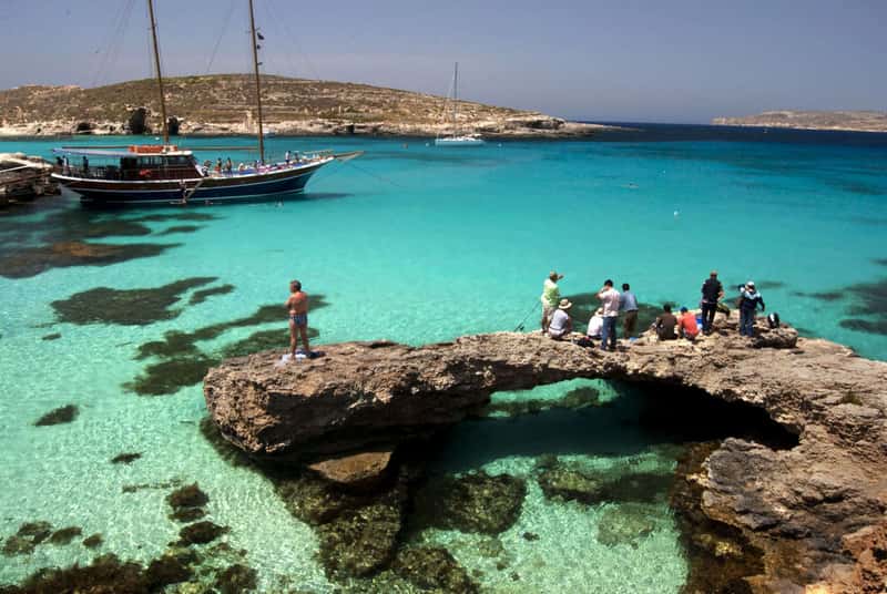 Каменистые пляжи очень популярны на Мальте