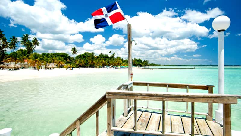 Доминиканский флаг на причале