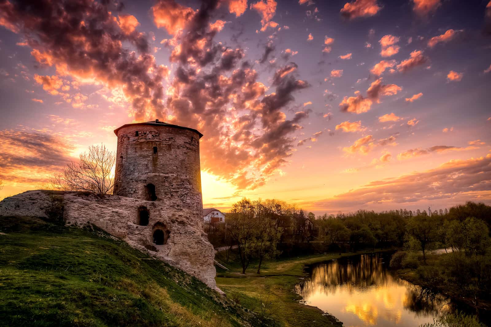 Фото гремячей башни в пскове